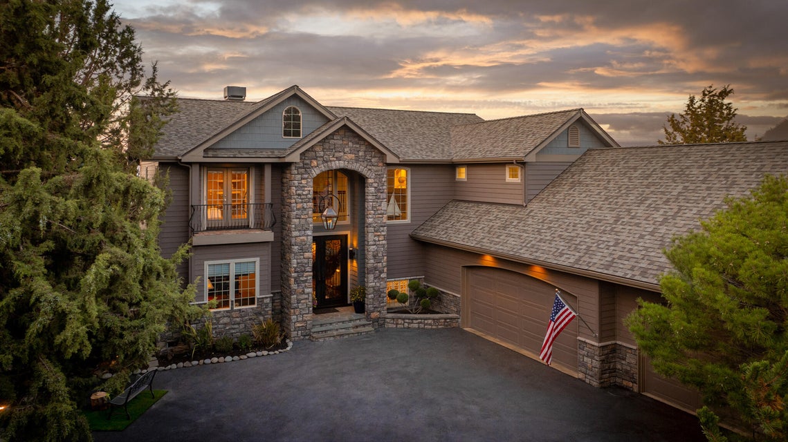 Deal of the Week: Custom Luxury Home in Awbrey Butte